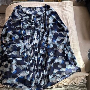 Roz & Ali blouse.  Navy and White Floral.  Size 2X.  Like new.